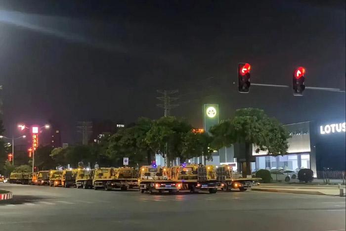 有多輛拖車(chē)出現(xiàn)在東莞寮步汽車(chē)城門(mén)口。視頻截圖