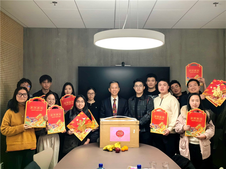 中國駐瑞典大使崔愛民看望慰問瑞典隆德大學(xué)中國留學(xué)生。中國駐瑞典大使館供圖
