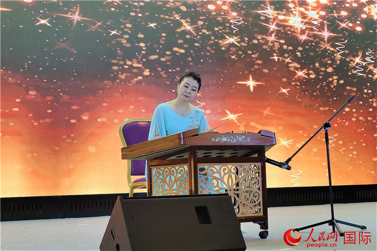 揚琴演奏家劉艮演奏《夢中的婚禮》。人民網(wǎng)記者 于宏建攝