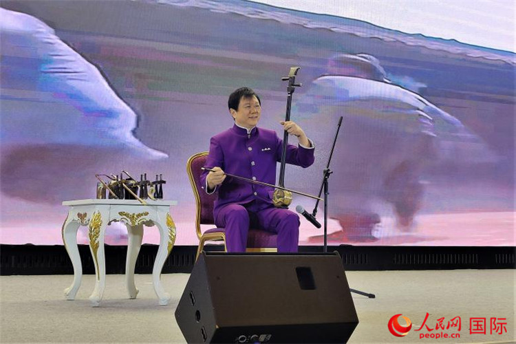 二胡演奏家、國家一級演員王之輝演奏《新春樂》。人民網(wǎng)記者 于宏建攝