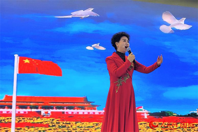 女高音歌唱家、國家一級演員江如虹演唱《我愛你中國》。人民網(wǎng)記者 于宏建攝