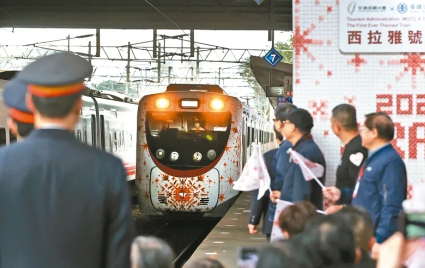 圖為彩繪列車“SIRAYA西拉雅號”。圖片來源：臺灣《聯(lián)合報》侯永全攝