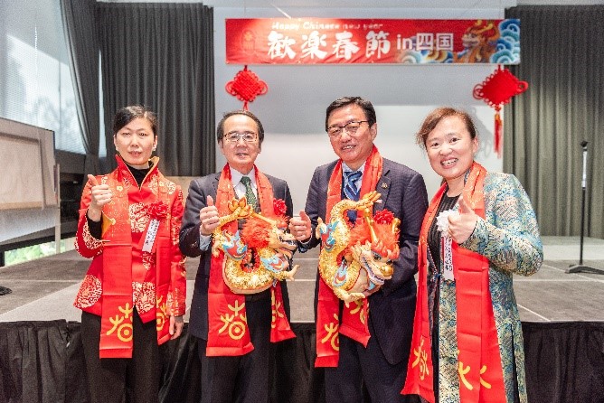 向池田知事、大西市長贈送“歡樂春節(jié)“吉祥龍。從左到右為魏有美副總領(lǐng)事、池田豊人知事、大西秀人市長、馬曉琛主任。中國駐大阪旅游辦事處供圖