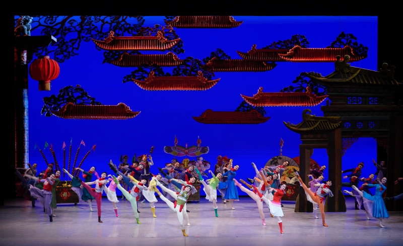 1月26日晚，中央芭蕾舞團(tuán)賀歲芭蕾舞劇《過年》作為開幕演出，亮相阿布扎比國際藝術(shù)節(jié)，圖為劇照。中央芭蕾舞團(tuán)供圖