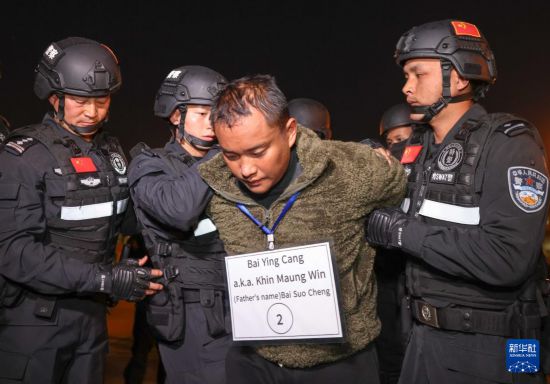 1月30日，在緬甸內(nèi)比都國際機場，緬甸警方依法向我公安機關(guān)移交緬北重大犯罪嫌疑人白應(yīng)蒼。新華社記者 殷剛 攝