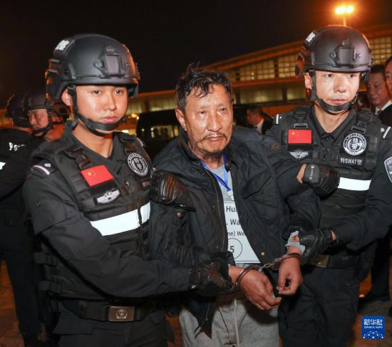1月30日，在緬甸內(nèi)比都國際機場，緬甸警方依法向我公安機關(guān)移交緬北重大犯罪嫌疑人魏懷仁。新華社記者 殷剛 攝
