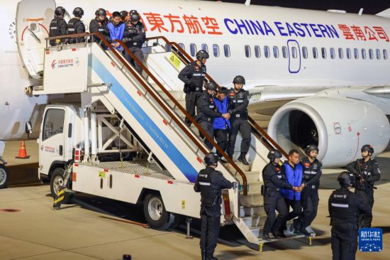 1月30日，在云南昆明長水機場，白所成、白應(yīng)蒼、魏懷仁、劉正祥、劉正茂、徐老發(fā)等10名緬北重大犯罪嫌疑人被我公安機關(guān)成功押解回國。新華社記者 殷剛 攝