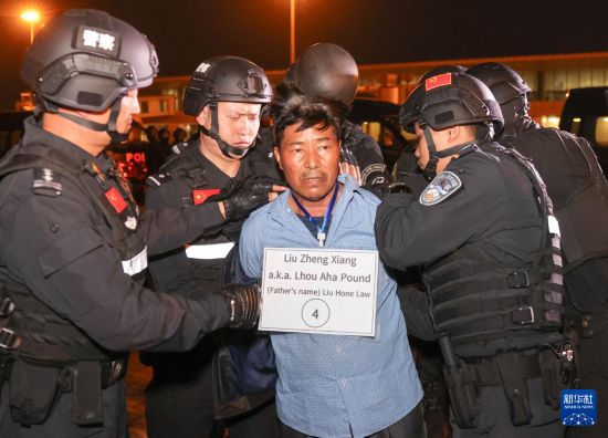 1月30日，在緬甸內(nèi)比都國際機場，緬甸警方依法向我公安機關(guān)移交緬北重大犯罪嫌疑人劉正祥。新華社記者 殷剛 攝