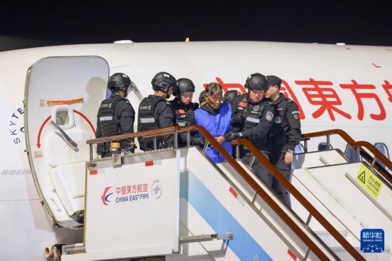1月30日，在云南昆明長水機場，緬北重大犯罪嫌疑人白所成被我公安機關(guān)成功押解回國。新華社記者 殷剛 攝