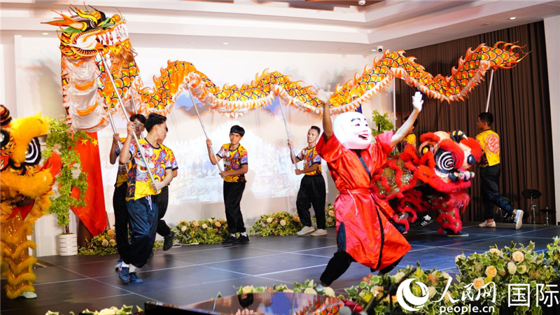 在菲留學(xué)生通過舞龍舞獅表演呈現(xiàn)中華優(yōu)秀傳統(tǒng)文化魅力。人民網(wǎng)記者樊帆 攝