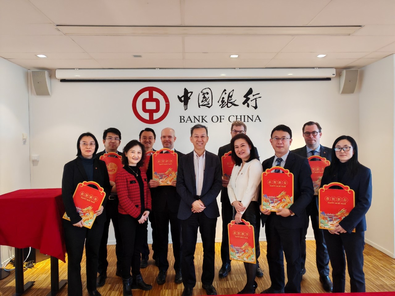 中國駐瑞典大使崔愛民（左六）與中國銀行（歐洲）有限公司斯德哥爾摩分行中外員工合影。中國駐瑞典大使館供圖