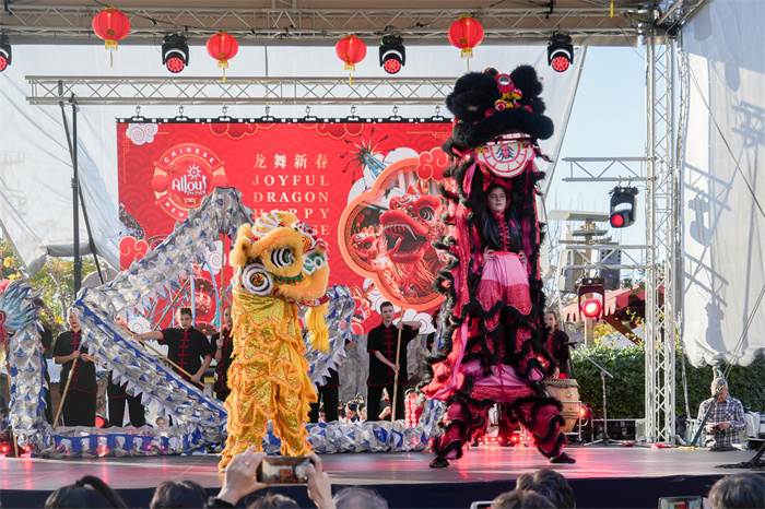 中國(guó)駐希臘大使館大使肖軍正與希方嘉賓為舞龍點(diǎn)睛。     希臘小朋友進(jìn)行舞龍舞獅表演?！吨邢r(shí)報(bào)》供圖
