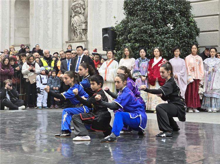 當?shù)匚湫g(shù)學院進行武術(shù)表演。張錫琪攝