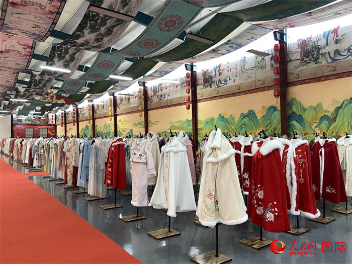 1月24日，在山東省菏澤市曹縣大集鎮(zhèn)穿越大唐漢服云倉(cāng)直播基地展廳里擺放的漢服。 人民網(wǎng) 周琳佳攝