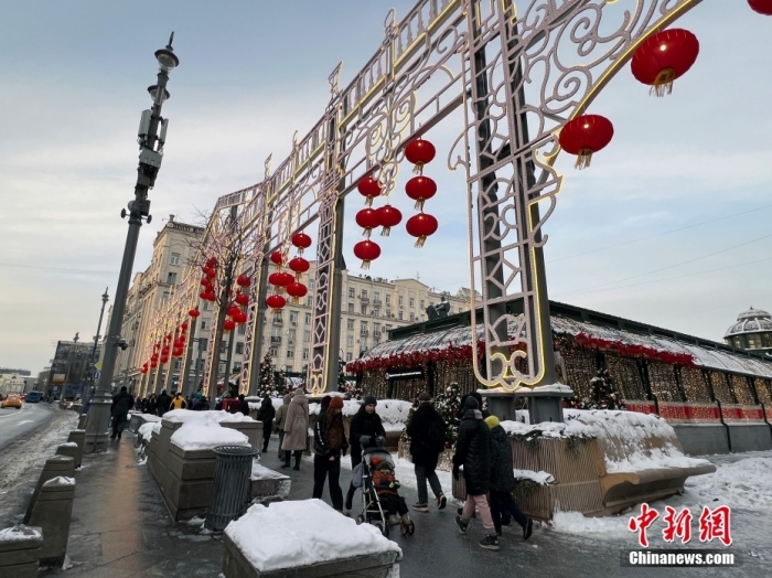 當(dāng)?shù)貢r(shí)間2月9日，中國(guó)農(nóng)歷新年慶祝活動(dòng)啟動(dòng)儀式在莫斯科市中心的卡梅爾格爾斯基巷舉行。圖為特維爾大街裝飾的中國(guó)大紅燈籠。<a target='_blank' href='/'><p  align=