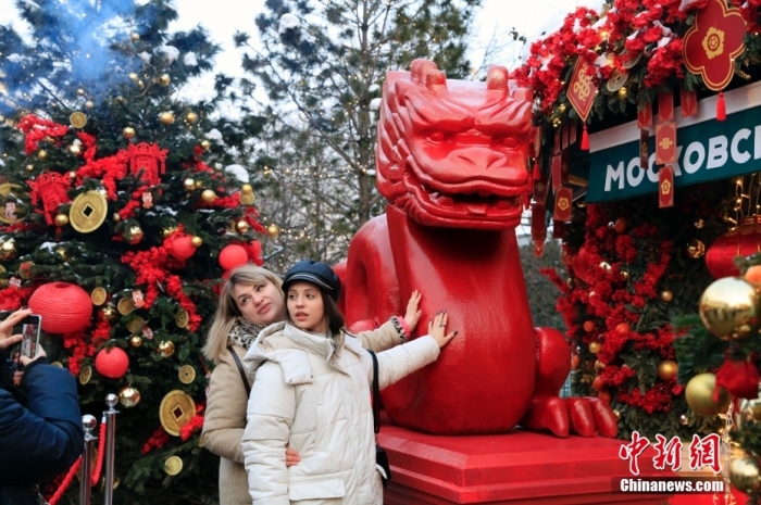 當(dāng)?shù)貢r(shí)間2月9日，中國(guó)農(nóng)歷新年慶祝活動(dòng)啟動(dòng)儀式在莫斯科市中心的卡梅爾格爾斯基巷舉行。中國(guó)駐俄大使張漢暉，俄羅斯外交部發(fā)言人扎哈羅娃，以及俄羅斯文化部和莫斯科市政府官員出席。慶祝活動(dòng)將持續(xù)至18日。圖為當(dāng)?shù)孛癖娫谔鼐S爾廣場(chǎng)與龍雕塑合影。