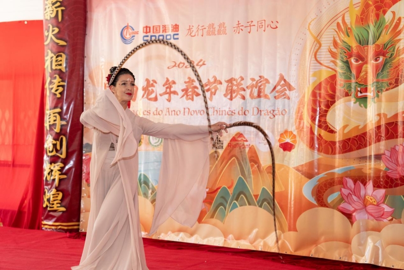 巴西藝術(shù)家表演中國舞。里約天主教大學孔子學院供圖