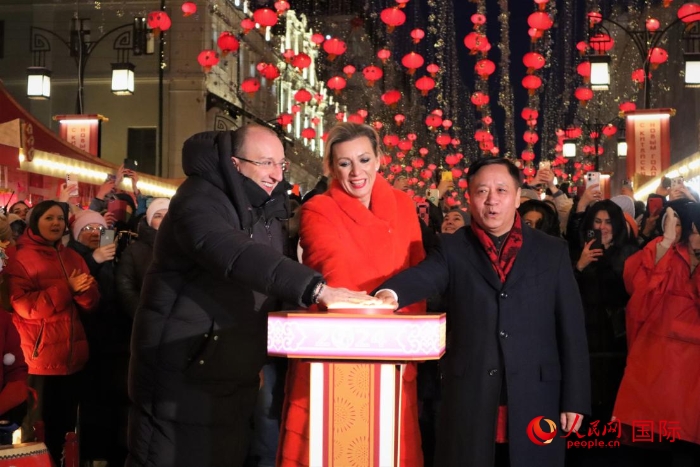 張漢暉、扎哈羅娃、科茲洛夫（從右至左）共同按下活動(dòng)啟動(dòng)按鈕。于子恒攝
