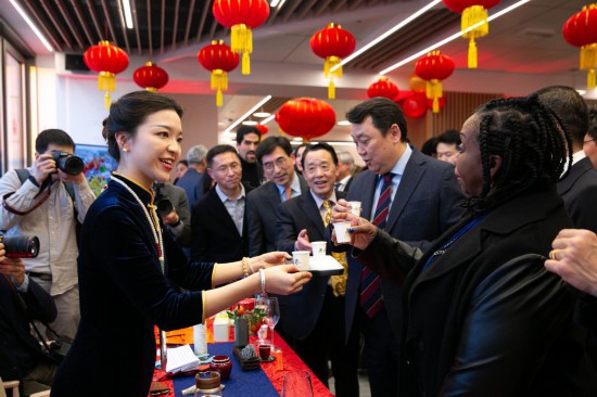 2月2日，人們?cè)谖挥谝獯罄_馬的聯(lián)合國(guó)糧農(nóng)組織總部體驗(yàn)中國(guó)茶藝。新華社記者李京攝