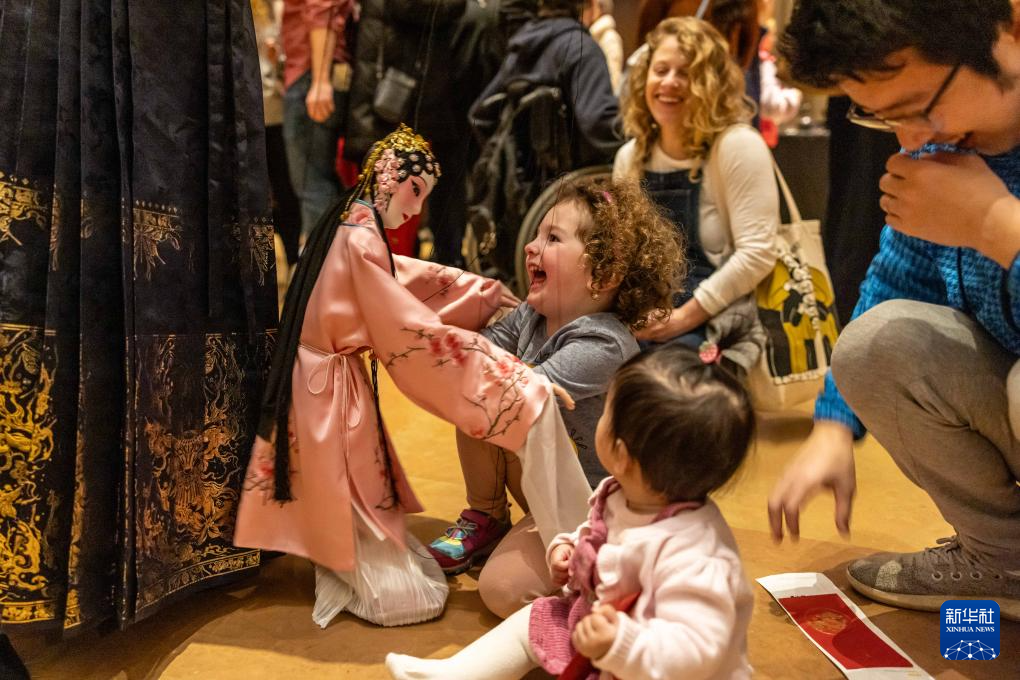 2月11日，孩子們在美國費(fèi)城藝術(shù)博物館舉行的龍年迎新春活動上體驗(yàn)?zāi)九紤?。新華社發(fā)（周煥新攝）