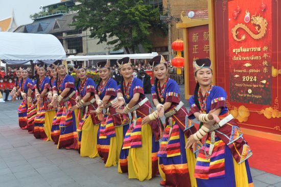 2月10日，演員在泰國(guó)曼谷唐人街舉行的“歡樂春節(jié)”活動(dòng)上跳舞。當(dāng)日，泰國(guó)“歡樂春節(jié)”文化活動(dòng)在曼谷唐人街舉辦。（新華社發(fā)，拉亨攝）