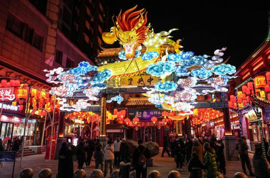 2月11日，游客在沈陽中街游覽。春節(jié)期間，各地?zé)艋痂?、火樹銀花，呈現(xiàn)出一幕幕流光溢彩的視覺盛宴。（新華社記者潘昱龍攝）