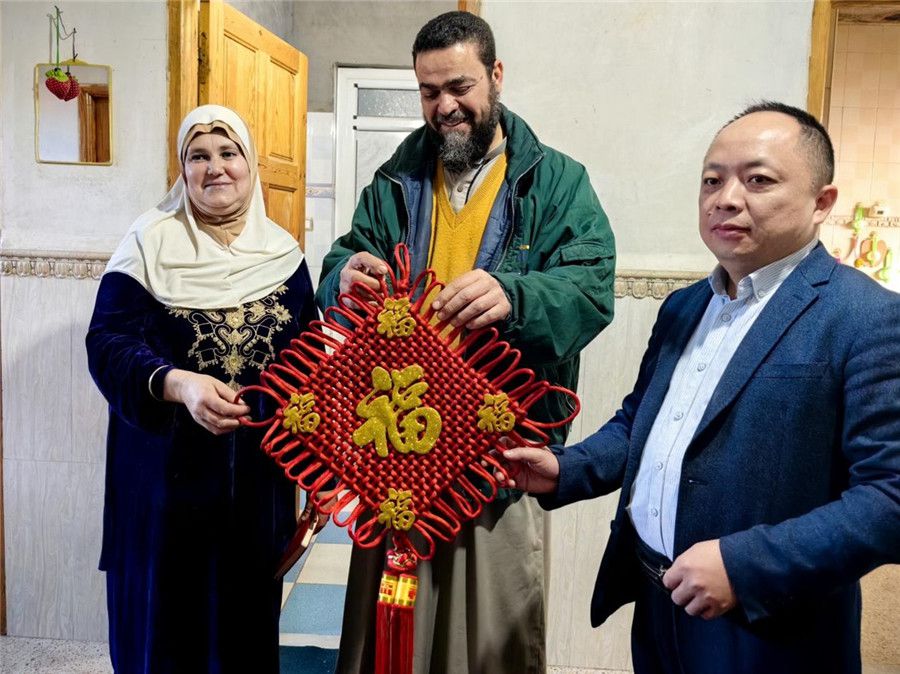 中國醫(yī)生向穆罕默德贈送中國新春福字。中國第28批援阿爾及利亞醫(yī)療隊塞地夫分隊供圖