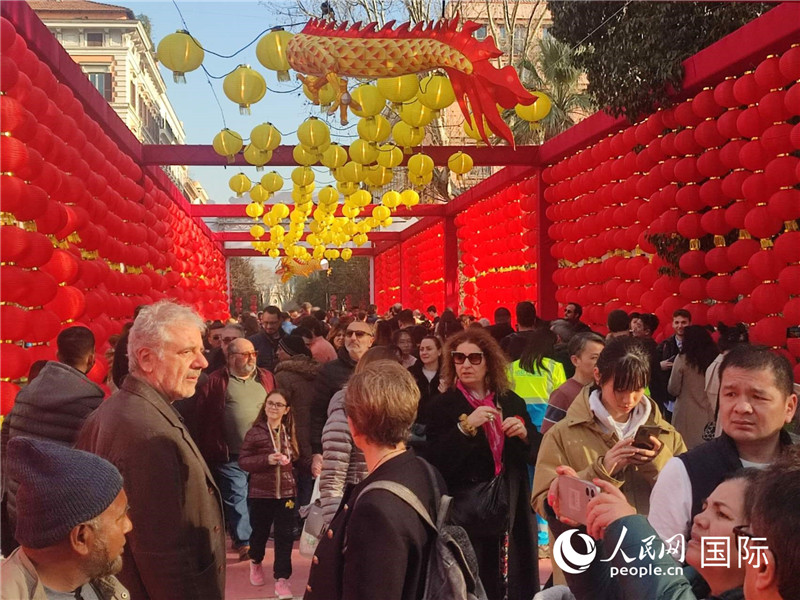 游園會入口處張燈結(jié)彩，人流如織。人民網(wǎng)記者鄭彬攝