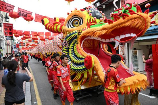 2月1日，由馬來(lái)西亞和中國(guó)的100多名青少年組成的舞龍隊(duì)在馬來(lái)西亞馬六甲市雞場(chǎng)街上共舞一條近200米的“長(zhǎng)龍”。這是活動(dòng)現(xiàn)場(chǎng)的“長(zhǎng)龍”。新華社記者程一恒攝