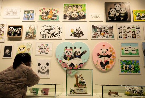 2月20日，一位小朋友在看“福寶”家族的創(chuàng)意作品。新華社記者姚琪琳攝