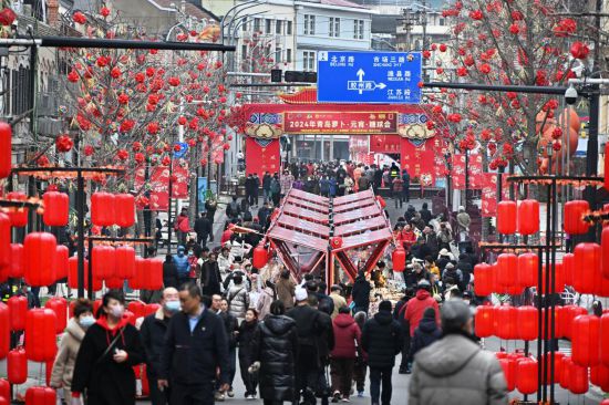 2024年2月18日，游客在2024年青島蘿卜·元宵·糖球會上消費(fèi)、游玩。新華社記者李紫恒攝
