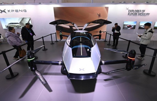 2023年12月1日，在鏈博會智能汽車鏈展區(qū)小鵬汽車展臺，參觀者觀看一臺智能飛行器。新華社記者蔡湘鑫攝