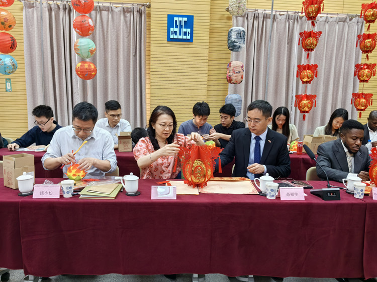 燈籠文化交流活動現(xiàn)場。中建國際中西非公司供圖