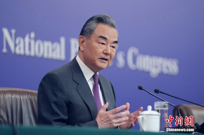 3月7日，十四屆全國人大二次會議在北京舉行記者會，中共中央政治局委員、外交部長王毅就中國外交政策和對外關(guān)系相關(guān)問題回答中外記者提問。<a target='_blank' href='/'><p  align=