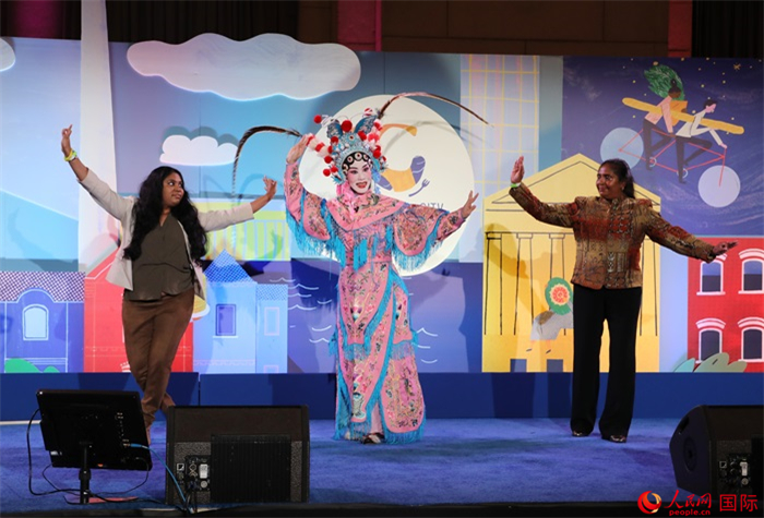 當(dāng)?shù)厝A人京劇社團(tuán)的青年演員現(xiàn)場(chǎng)表演京劇選段，并與現(xiàn)場(chǎng)觀眾近距離互動(dòng)。人民網(wǎng)記者 李志偉攝