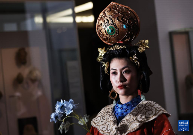 3月13日，在位于法國巴黎的吉美國立亞洲藝術(shù)博物館，模特展示敦煌復(fù)原服飾。新華社記者 高靜 攝