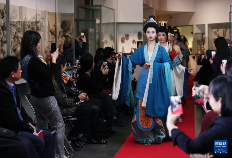 3月13日，在位于法國巴黎的吉美國立亞洲藝術(shù)博物館，模特展示敦煌復(fù)原服飾。新華社記者 高靜 攝