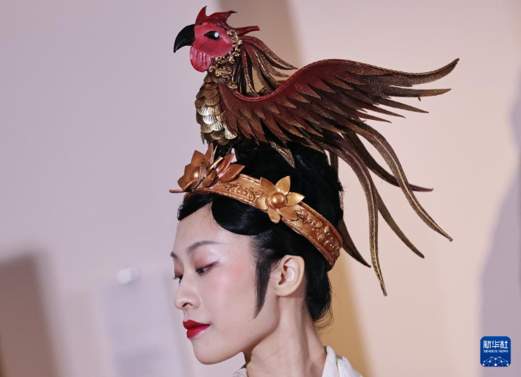 3月13日，在位于法國巴黎的吉美國立亞洲藝術(shù)博物館，模特展示敦煌復(fù)原服飾。新華社記者 高靜 攝