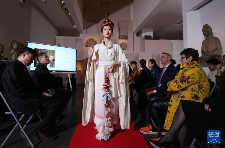 3月13日，在位于法國巴黎的吉美國立亞洲藝術(shù)博物館，模特展示敦煌復(fù)原服飾。新華社記者 高靜 攝