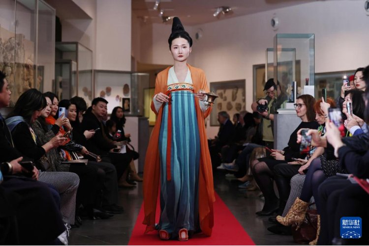 3月13日，在位于法國巴黎的吉美國立亞洲藝術(shù)博物館，模特展示敦煌復(fù)原服飾。新華社記者 高靜 攝
