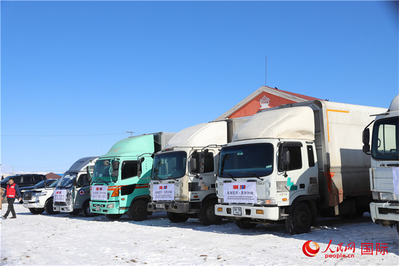 6.3月18日，滿載賑災(zāi)物資卡車在中央省額爾登縣整裝待發(fā)。人民網(wǎng)記者 霍文攝
