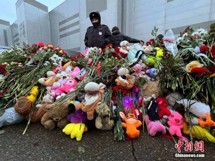 當(dāng)?shù)貢r間3月24日，俄羅斯全國哀悼日，悼念22日發(fā)生在莫斯科州克拉斯諾戈爾斯克市“克羅庫斯城”音樂廳恐怖襲擊事件中的遇難者。此次恐襲已導(dǎo)致137人遇難，150多人受傷。圖為民眾在恐襲事件現(xiàn)場附近敬獻的鮮花和毛絨玩具。<a target='_blank' href='/'><p  align=