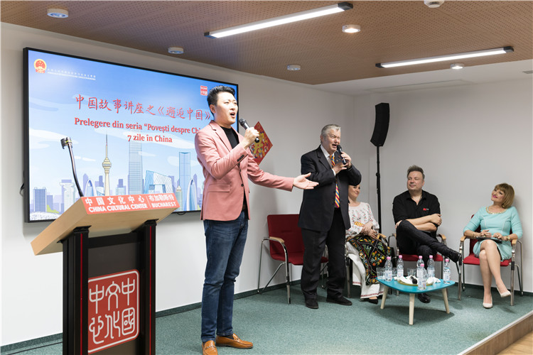 中國(guó)青年男高音歌唱家方瀧與奧爾基·圖爾達(dá)合唱羅語(yǔ)歌曲。布加勒斯特中國(guó)文化中心供圖。