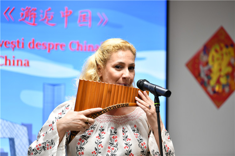 喬治亞娜·帕納演奏排簫。 布加勒斯特中國(guó)文化中心供圖。