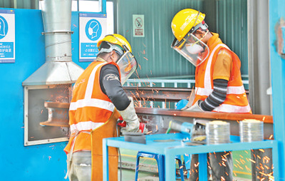 中企承建的馬東鐵項(xiàng)目創(chuàng)造就業(yè)機(jī)會(huì)超過(guò)1.8萬(wàn)個(gè)，合作的當(dāng)?shù)仄髽I(yè)超過(guò)1900家——為促進(jìn)馬來(lái)西亞?wèn)|西海岸互聯(lián)互通貢獻(xiàn)力量（共建“一帶一路”第一現(xiàn)場(chǎng)）