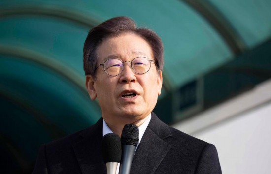1月10日，韓國最大在野黨黨首李在明從首爾大學(xué)醫(yī)院出院時發(fā)表講話。新華社發(fā)（全休相攝）