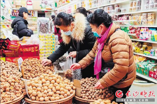 　　在長沙南門口菜市場附近的一家炒貨店內(nèi)，市民正在選購年貨。　　長沙晚報全媒體記者 范宏歡 攝