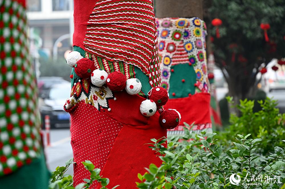 杭州市拱墅區(qū)獅虎橋路上的行道樹(shù)“穿”上了新裝。人民網(wǎng) 葉賓得攝