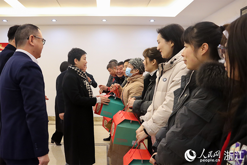 杭州市上城區(qū)“我為年夜飯?zhí)淼啦恕睈坌亩Y盒正式啟送。人民網(wǎng) 秦文攝
