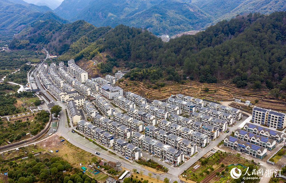 近日，航拍寧波市海曙區(qū)龍觀鄉(xiāng)李岙村屋頂光伏項(xiàng)目。人民網(wǎng) 章勇濤攝